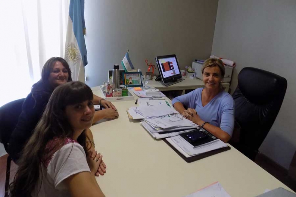 La intendenta Marisa Fassi junto a enviados del Organismo Provincial de la Niñez.