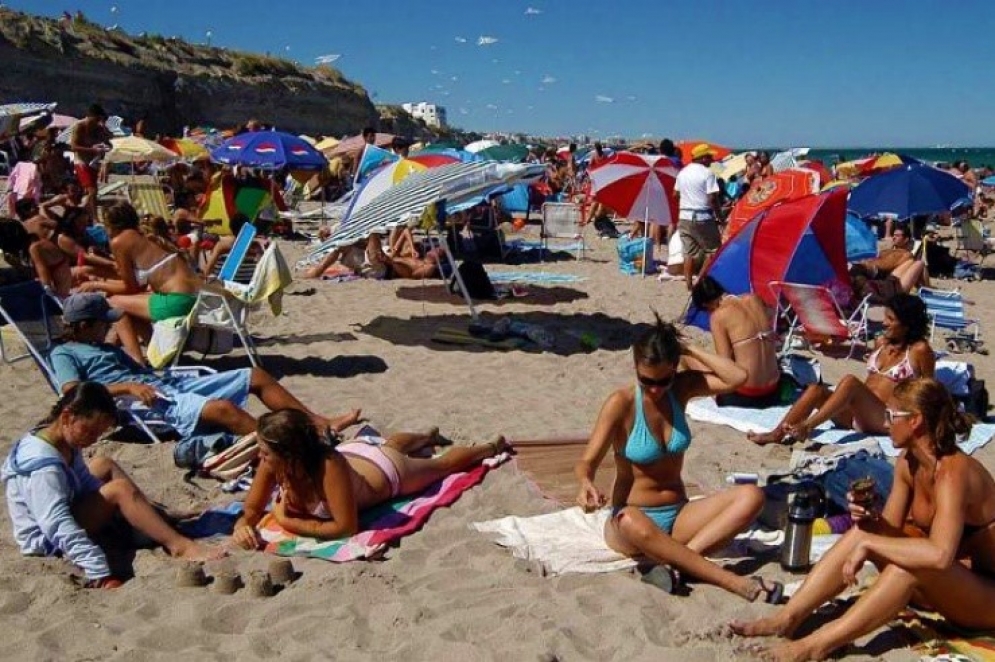 En la playa el alquiler de carpas rondará los 1200 pesos por día. 